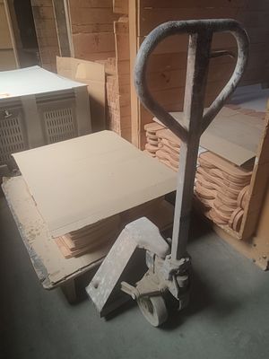 un chariot sur lequel est posé un morceau de carton, dans une pièce