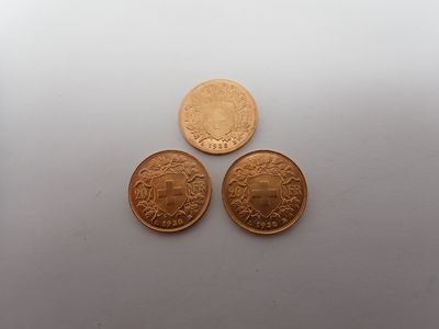 trois types de pièces différents sont présentés sur une surface blanche