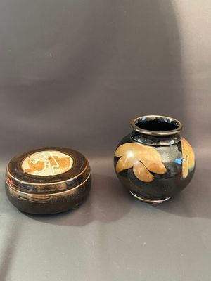 deux vases posés l'un à côté de l'autre sur une table