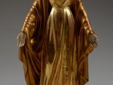 une image représentant une statue d'une femme vêtue d'une robe dorée