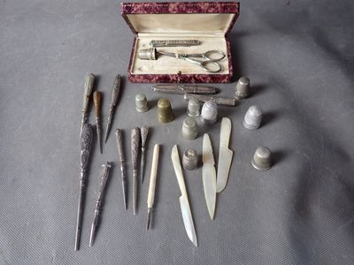 un grand nombre d'outils posés sur une table