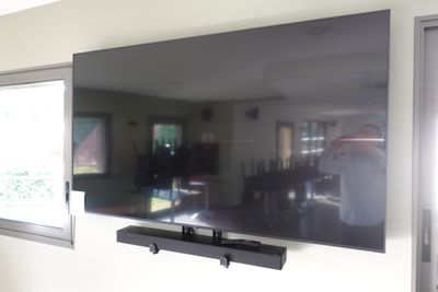 un téléviseur à écran plat fixé au mur d'un salon
