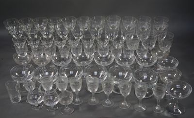 un grand nombre de verres à vin vides posés sur une table