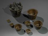 un ensemble d'objets en bronze posés sur une table