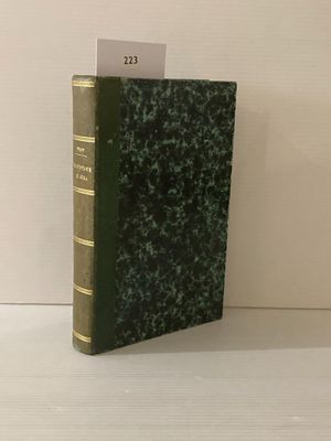 un livre posé sur une table