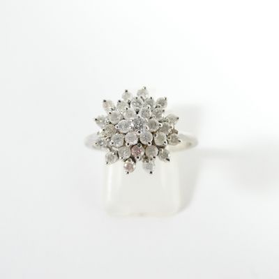 une image d'une bague en diamant sur une surface blanche