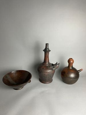 Deux pots à eau à bec verseur en terre cuite patinée. L'un en forme de - Photo 1