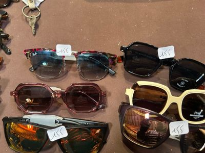 les nombreuses paires de lunettes de soleil posées sur la table