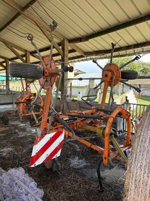 un tracteur garé dans une grange
