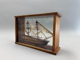 maquette en bois d'un voilier dans une vitrine