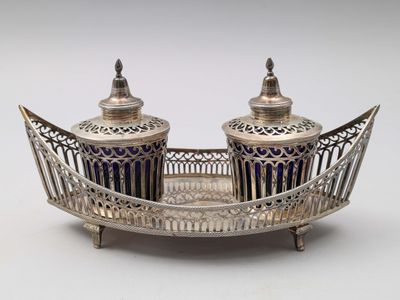 paire de salières et poivrières plaquées argent sur socle