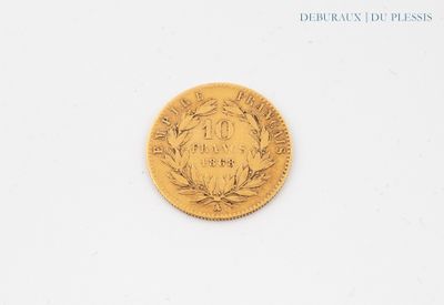 l'image d'une pièce d'or posée sur une surface blanche