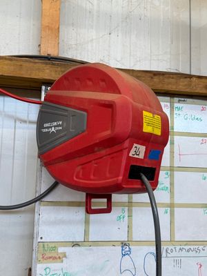 un ventilateur rouge fixé au mur