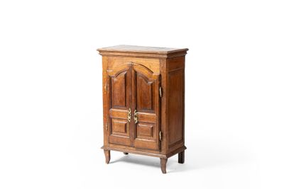 une vieille armoire en bois avec une porte et un tiroir