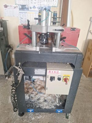 une machine posée sur une table dans une pièce