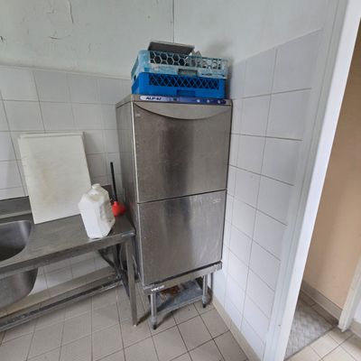 une photo d'une cuisine équipée d'appareils électroménagers en inox et d'un évier