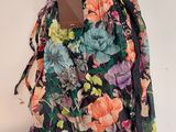 le dos d'une robe à fleurs sur laquelle est cousue une étiquette
