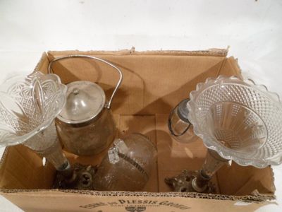 trois vases en verre dans une boîte sur une table