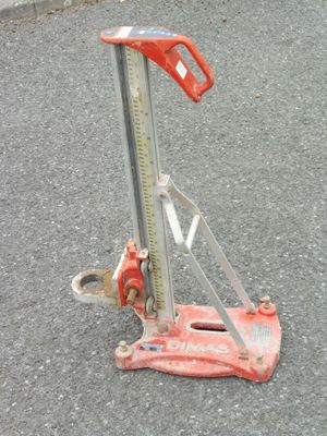 une image représentant un valet rouge et argent posé par terre