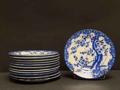 plusieurs assiettes bleues et blanches sont empilées les unes sur les autres