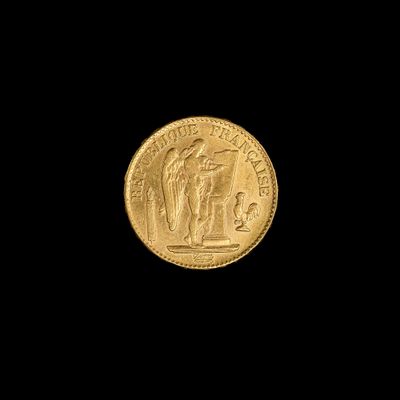 gros plan d'une pièce d'or sur fond noir