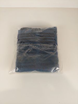 un sac en plastique bleu posé sur une surface blanche
