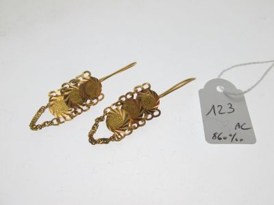 deux paires de boucles d'oreilles plaquées or et une étiquette de prix