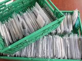 une caisse verte remplie d'objets argentés et blancs