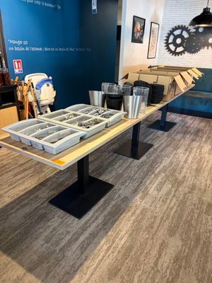 une table sur laquelle se trouvent plusieurs objets
