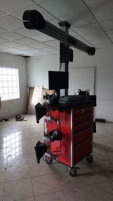 une photo d'un garage avec un établi rouge