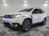 une photo d'une dacia blanche garée sur un sol en damier