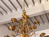 un lustre en or suspendu au plafond d'une pièce