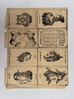 un vieux livre couvert de dessins, posé sur une table