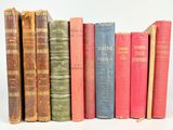 plusieurs vieux livres sont alignés sur une surface blanche