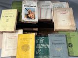 beaucoup de livres sur la table ensemble sur la table