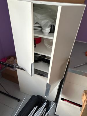 une grande armoire contenant tout un tas d'objets