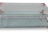 une table basse en verre et laiton avec un plateau en verre transparent