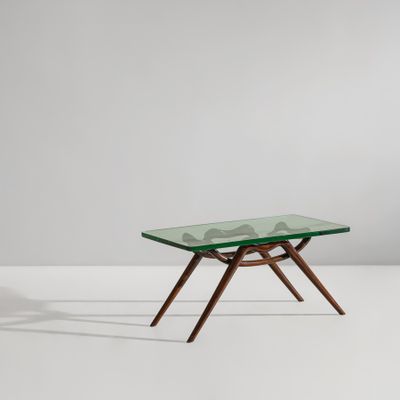 une table basse en verre avec des pieds en bois et un plateau en verre