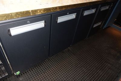 SUR DESIGNATION : Un arrière de bar trois portes et deux tir…