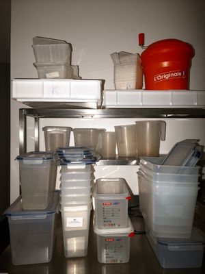de nombreux récipients et boîtes sur l'étagère de la cuisine