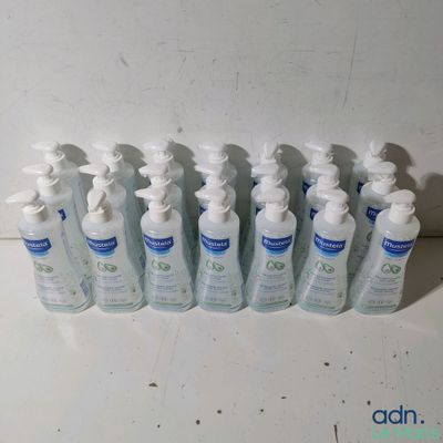 six flacons de gel hydroalcoolique sont alignés sur un comptoir