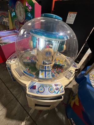 une machine-jouet posée sur une table