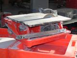 une machine posée sur une boîte rouge