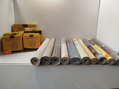 plusieurs rouleaux de papier posés sur une étagère à côté d'une boîte