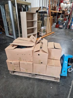 une pile de cartons sur une palette dans un entrepôt
