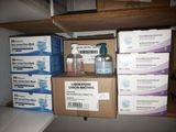 de nombreux tubes de dentifrice sur une étagère de la salle de bains