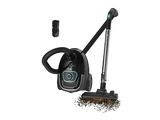 L'aspirateur noir et argent se trouve à côté d'un plumeau et d'une brosse