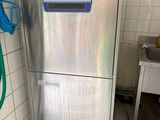 un lave-vaisselle en acier inoxydable dans un coin de la cuisine