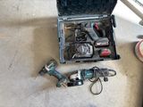 une boîte à outils contenant des outils, posée sur le sol