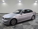 Une BMW Série 3 berline de 2011 dans un showroom au sol à damier